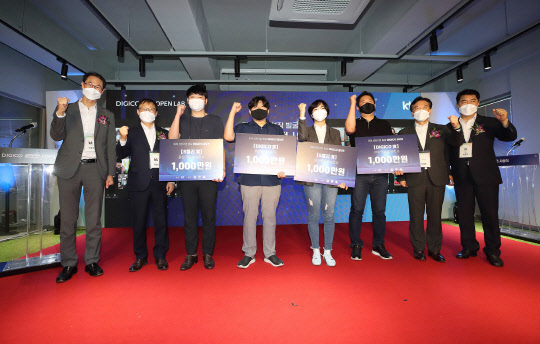 서울시 관악구 '디지코 KT 오픈랩'에서 진행된 미래 성장기업 발굴 디지코 공모전 시상식에서 구현모 대표(왼쪽 두번째)가 선발된 스타트업 대표들과 기념촬영 하고 있다. KT 제공